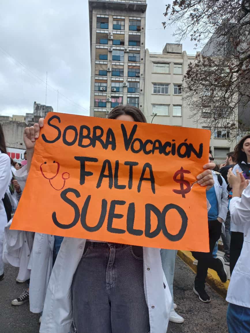 El Gobierno empieza a lograr su cometido de quebrar el conflicto del Garrahan: los residentes levantaron el paro aunque persiste el reclamo del personal del planta