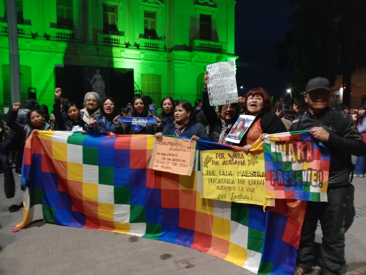 #NiUnaMenos en San Salvador de Jujuy. Pan y Rosas presente junto a las docentes de ADEP, por Wara, Adriana, por Tamara, Angelina y Paola. 
el Estado es responsable.