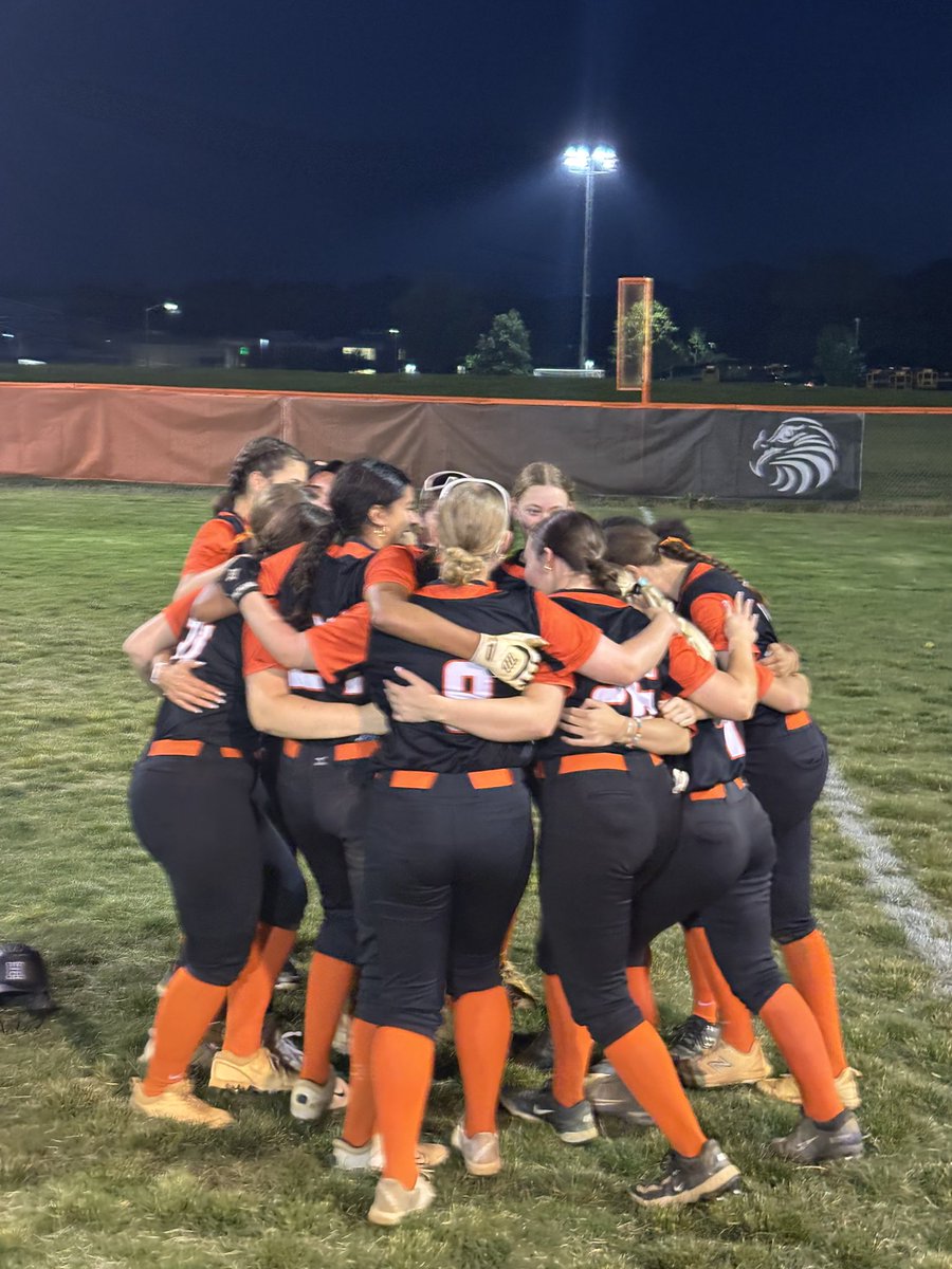 These girls left it all out on the field tonight, losing against a talented Lake Braddock 4-3 in the regional semifinals. Group hug to end an amazing season. Way to go, Hawks!🧡🖤🧡🖤