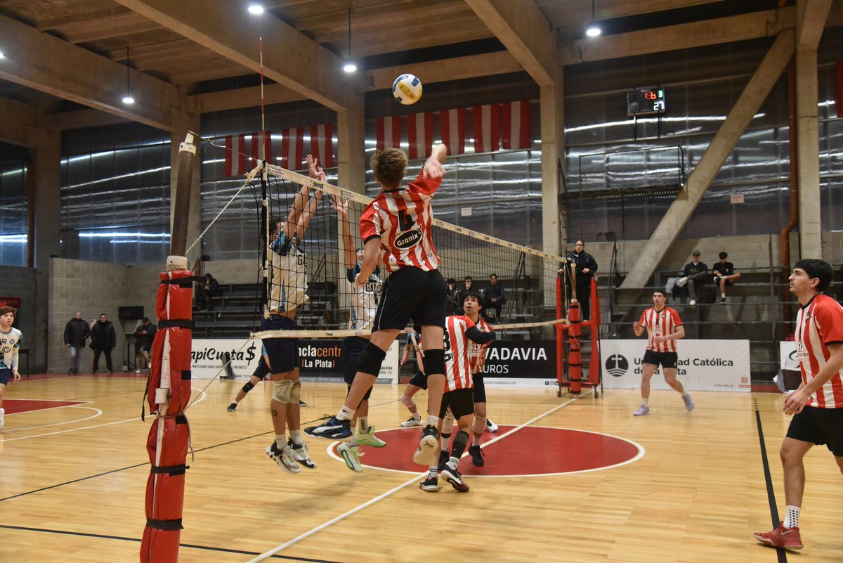 ¡Qué lindo es ganar 🇦🇹💪! La Primera Masculina volvió al triunfo con un sólido 3-0 ante Galicia 🙌

🏐 Estudiantes 3 - Galicia 0
🔸️ 25-17, 25-22, 25-21

🔜 Próximo partido: 11/6 vs Matanza (V)

#VamosPincha #EDLP #EDELP