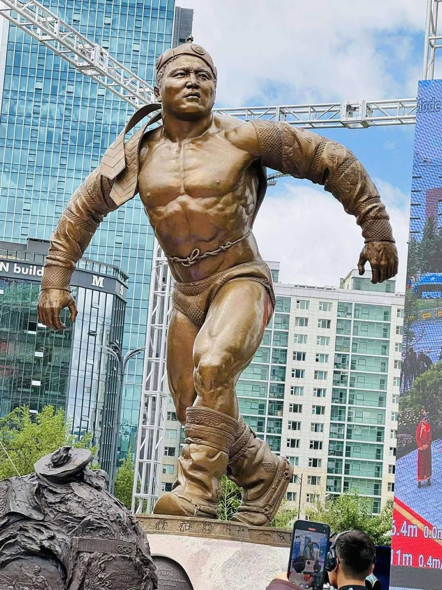 iAriuka's tweet photo. Mongolian legendary wrestler’s statue VS @DwyaneWade’s statue 😅🙏🏽 @BleacherReport Make Wade’s statue again! 🥺 https://t.co/te4ze7bCNe