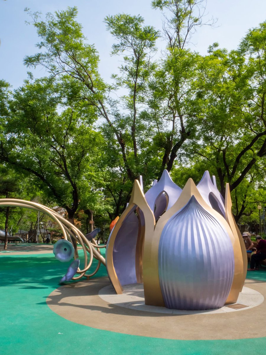 VisitBeijingcn's tweet photo. Next to #FahaiTemple in Shijingshan, #MoshikouPark blends history and nature. With blooming flowers, tree-lined paths, and open spaces for play and rest, it's a peaceful retreat in the heart of the city. #BeijingParks #NatureInTheCity #ChinaTravel #VisitBeijing #Beijing https://t.co/XYuD2LZAjo