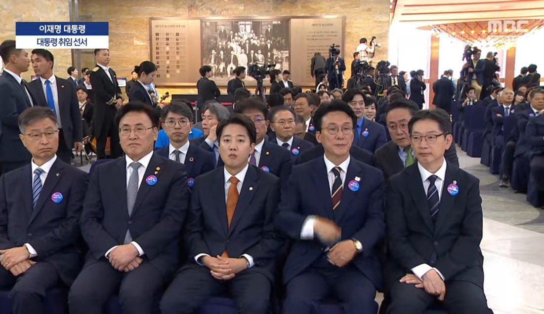 취임식에 김민석이 옆에 이준석 데리고 앉음 🤣

&lt;단일화 레이스 완주해줘서&gt;