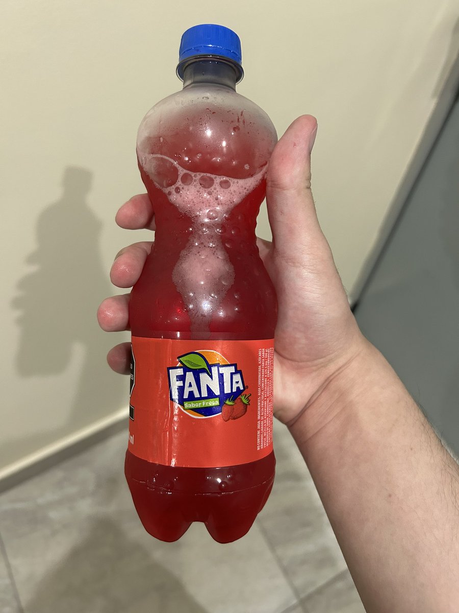 Primera vez pruebo la Fanta de fresa 🍓 

初めていちご味のファンタを飲みました！

感想:いちごシロップに炭酸加えた感じ