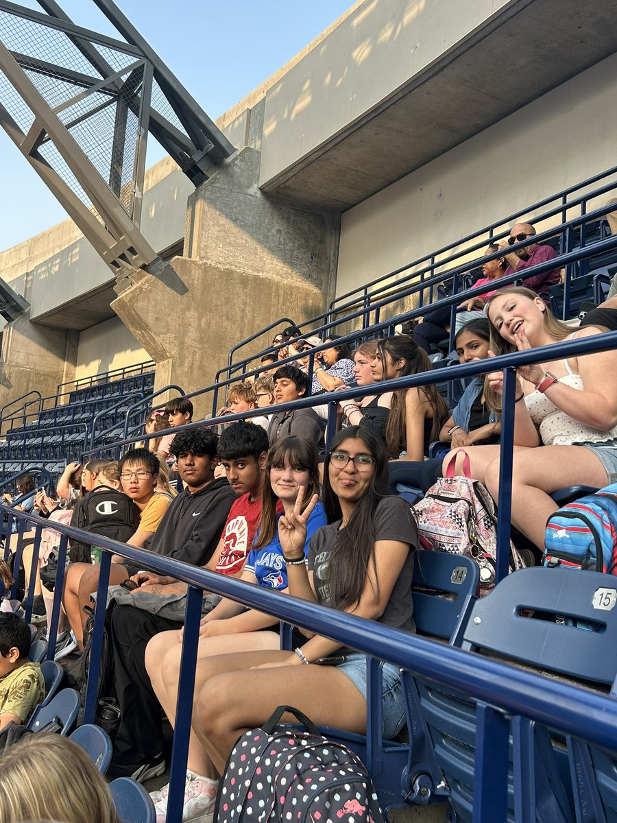 MissMeganTweets's tweet photo. A big day for our @Branlynbulldogs Grade 7/8’s who visited Toronto today! Ripleys Aquarium, CN Tower, and a @BlueJays game to end the night! A very quiet bus ride home😴🚌 @GEDSB https://t.co/JXjCF3cVFB