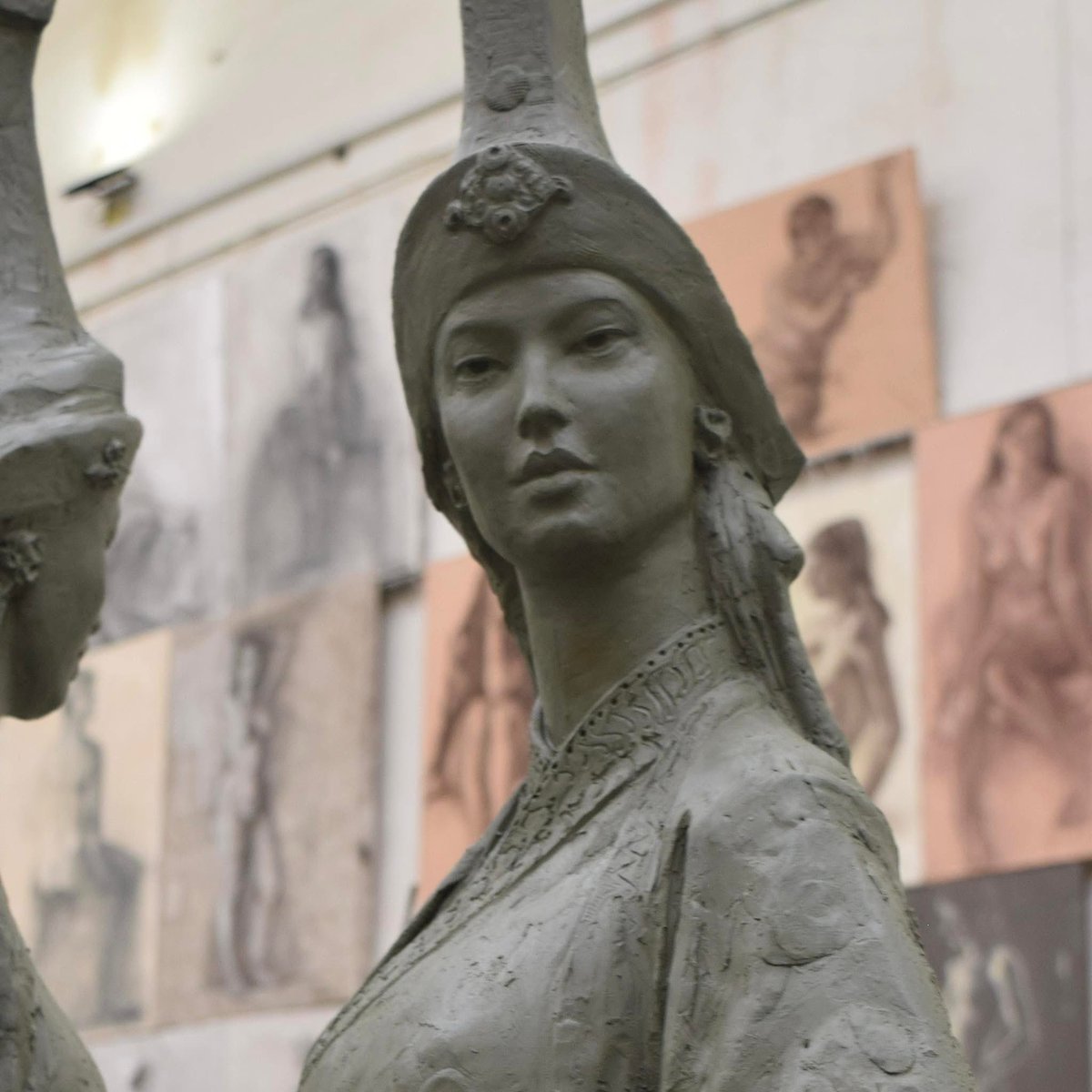 За энэ бол миний бага дипломын ажил, 
Ямартай ч онц авсан мөн академийн фондын сан хөмрөгт сонгогдсон ажил боллоо. Баяртай байна Оросын эзэн хааны нэрэмжит академид нэг монгол оюутны монгол хатдын дүртэй баримал үүрд хадгалагдах нь дээ 😊..  Монгол соёлоо сурталчиллаа.