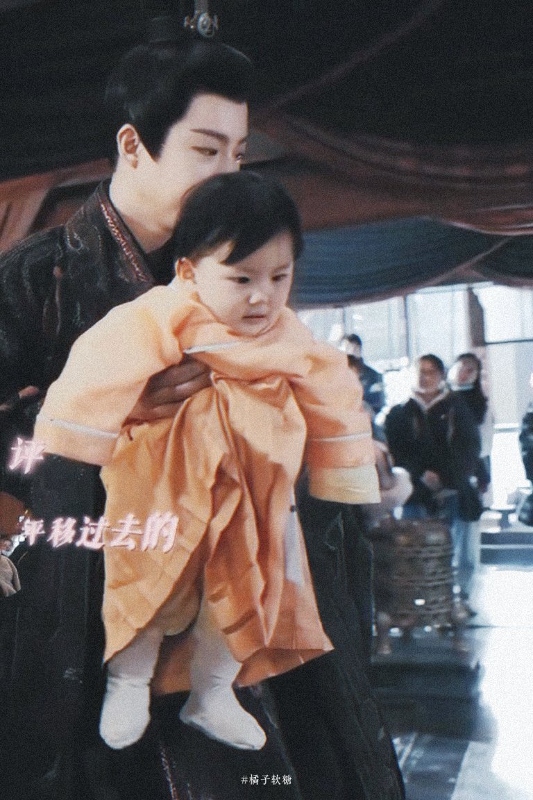 องค์หญิงใหญ่เฝยเฝย ตอนเกิดหน้าได้พ่อมาก(ลูกสาวมักได้ตาพ่อมั้ง) พอเริ่มโตหน่อย เฝยเฝยหน้าเหมือนแม่กับพ่อมากเลย (เขาเลือกนสด.เด็กเก่งมากเลยนะคะ)
เอ็นดูเกออ่ะ น้องร้องทำอะไรไม่ถูก ร้องด้วยเลยแล้วกัน555555 
cr: 橘子软糖, 首页抱来的侵删