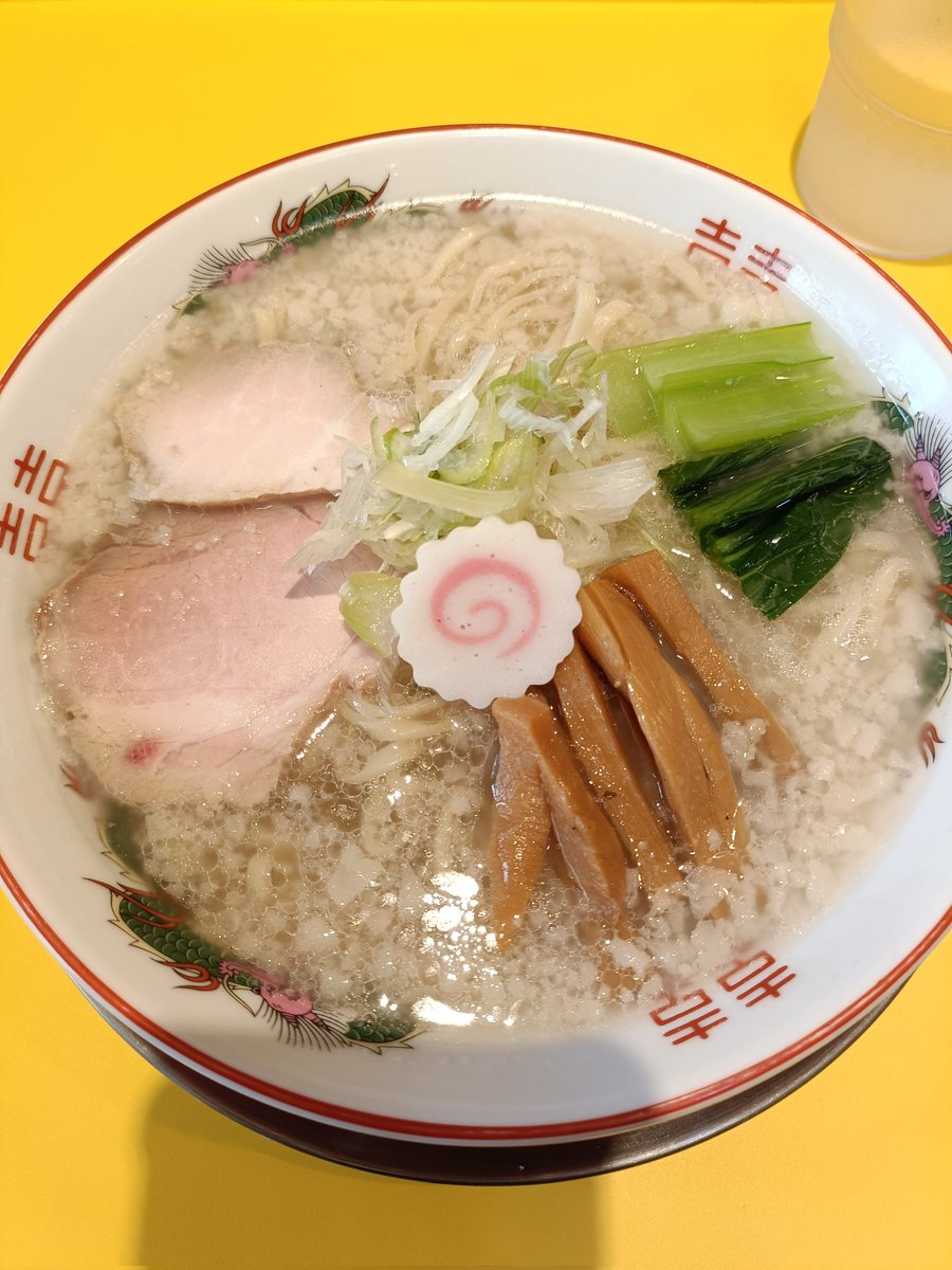 ucitachi_com555's tweet photo. 北上市
✿RAMEN笑門✿

天然塩RAMEN(ｺｯﾃﾘ) 830円

という訳で２軒目。
アッサリ・コッテリ選べるが常にコッテリ。鶏の旨みたっぷりのスープにこの背脂がよく合うんです。
卓上の一味ニンニク醤油漬けで味変も楽しみつつ完食。
やっと満たされた✨
YouTubeの話で盛り上がりました。 https://t.co/BJZv1e6X1f