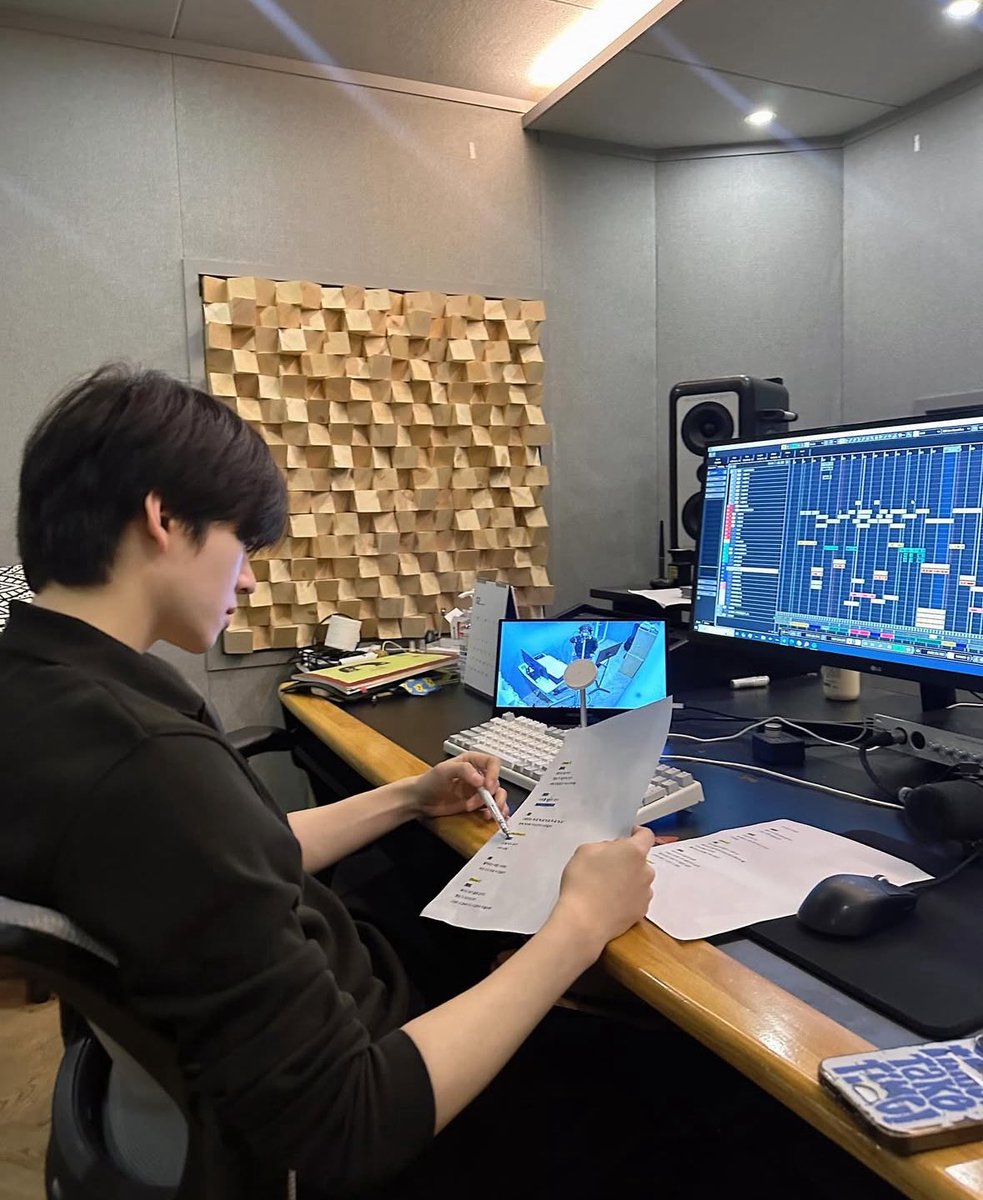 250601 yorch's 🫧 live

he's bringing his songwriting gear-keyboard, plugins, and mics on the US tour.

//i love how passionate he is bout creating music. who knows, we'll get some amazing songs inspired by his experiences on tour. can't wait to hear what he comes up with 🎶🇺🇸