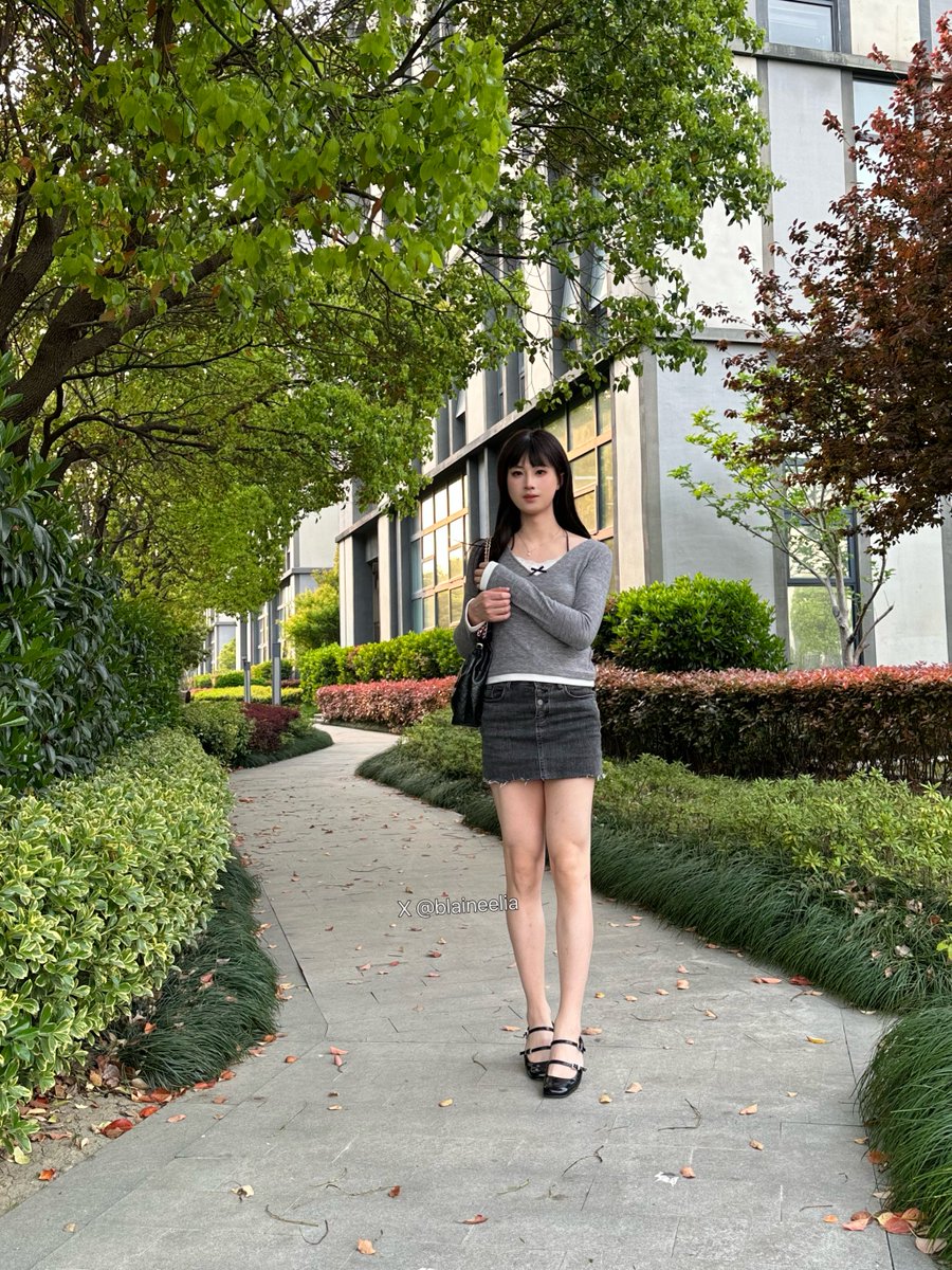 Do you like me wearing stockings or with bare legs? #trans #ladyboy #伪娘