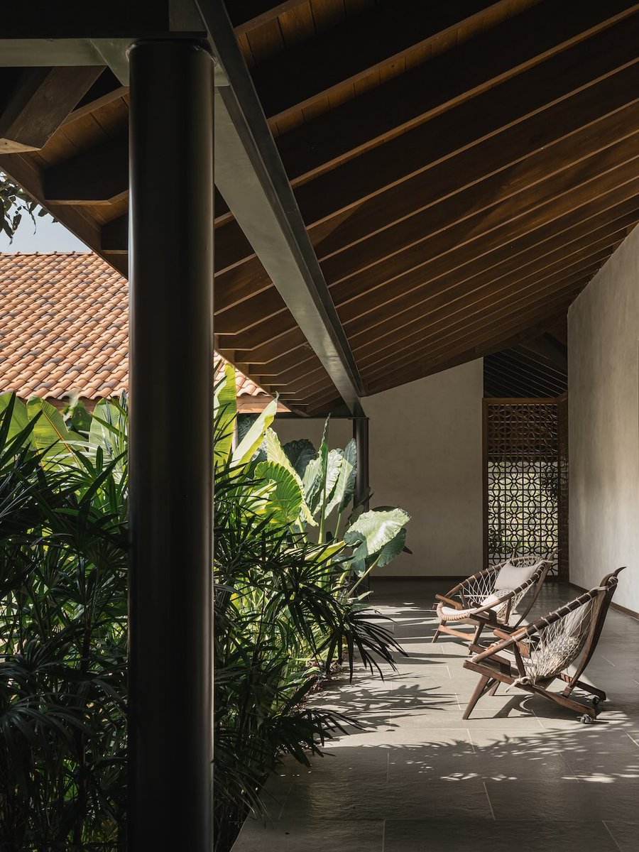 Rooted in tradition the courtyard house by 23DDS reimagines Hyderabad’s local vernacular architecture to include contemporary functionality of rural living

Read more: amazingarchitecture.com/houses/rooted-…

#amazingarchitecture #House