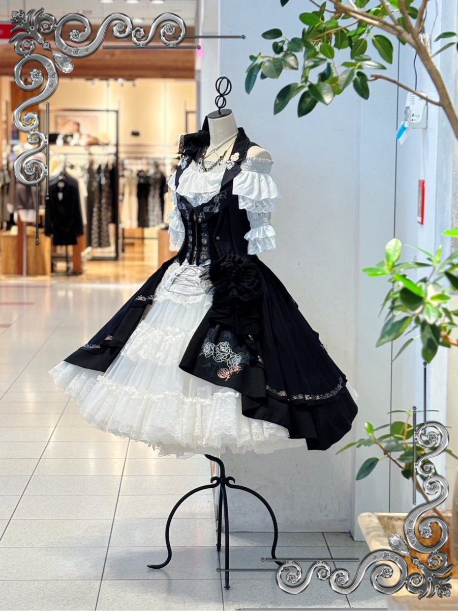 OzzonJapan Pirates Rose ベストスカート 皆様こんにちは☀️ 梅田 #HEPFIVE 店です🎡 🌹Pirates Rose