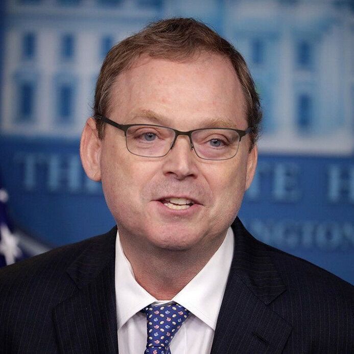 🚨 BREAKING: Kevin Hassett, consigliere economico di Trump, rivela partecipazioni in Coinbase tra 1 e 5 milioni di dollari e un compenso di 50.001 dollari come membro del consiglio.
