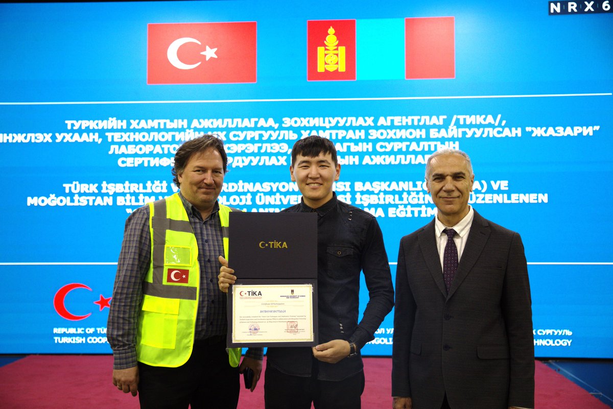 #TİKA tarafından Moğolistan Bilim ve Teknoloji Üniversitesi Uygulamalı Bilimler Fakültesi bünyesinde kurulan Cezeri-Lab kapsamında verilen iki haftalık Cezeri-Lab Kullanımı ve Uygulama Eğitimi başarıyla tamamlanarak katılımcılara sertifikaları törenle takdim edildi.<a href="/Tika_Turkiye/">TİKA</a>