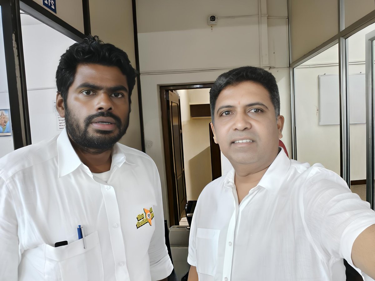 MSBalajiMSB's tweet image. • எண்ணத்தால் உயர்ந்த மனிதர்,
• படிப்பில் சிறந்த மாணவர்,
• புத்தி கூர்மையால் சாதுர்யம் மிக்கவர்,
• தர்மத்தில் நாட்டம் கொள்பவர்,
• எச்சந்தர்ப்பத்திலும் உறுதி மாறாதவர்,
• கோட்டை‌‌ என்றாலும் கோவில் என்றாலும் சமமாய் பார்ப்பவர், 
• குழந்தை முதல் மூத்தோர் வரை பேரன்பு கொண்டவர்,
•…