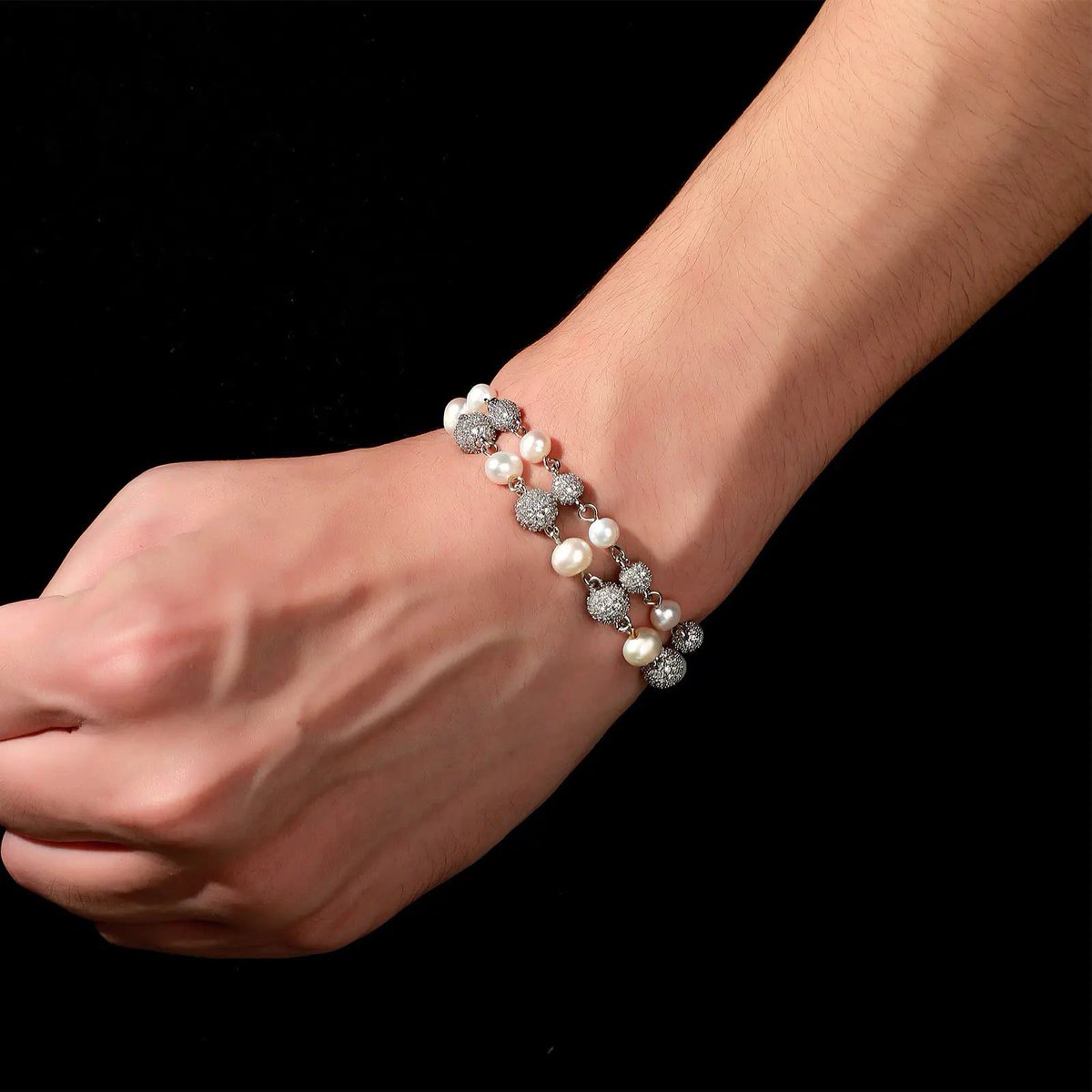 simmonsstore's tweet photo. Elevate your accessory game with our stunning minimalist bracelet, designed for those who appreciate the beauty of simplicity and elegance, This bracelet complements any style, available in various sizes &amp; colors. Shop Now on https://t.co/hHQHz3resw https://t.co/FGbYFYr6hB