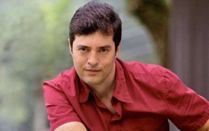 Autor de novelas como “Prova de Amor” e “Os Mutantes”, na Record, Tiago Santiago tem uma sinopse de trama das 18h em avaliação na Globo.

Ele apresentou outras ideias anos atrás, mas não recebeu a aprovação.

⌨️ Coluna Play