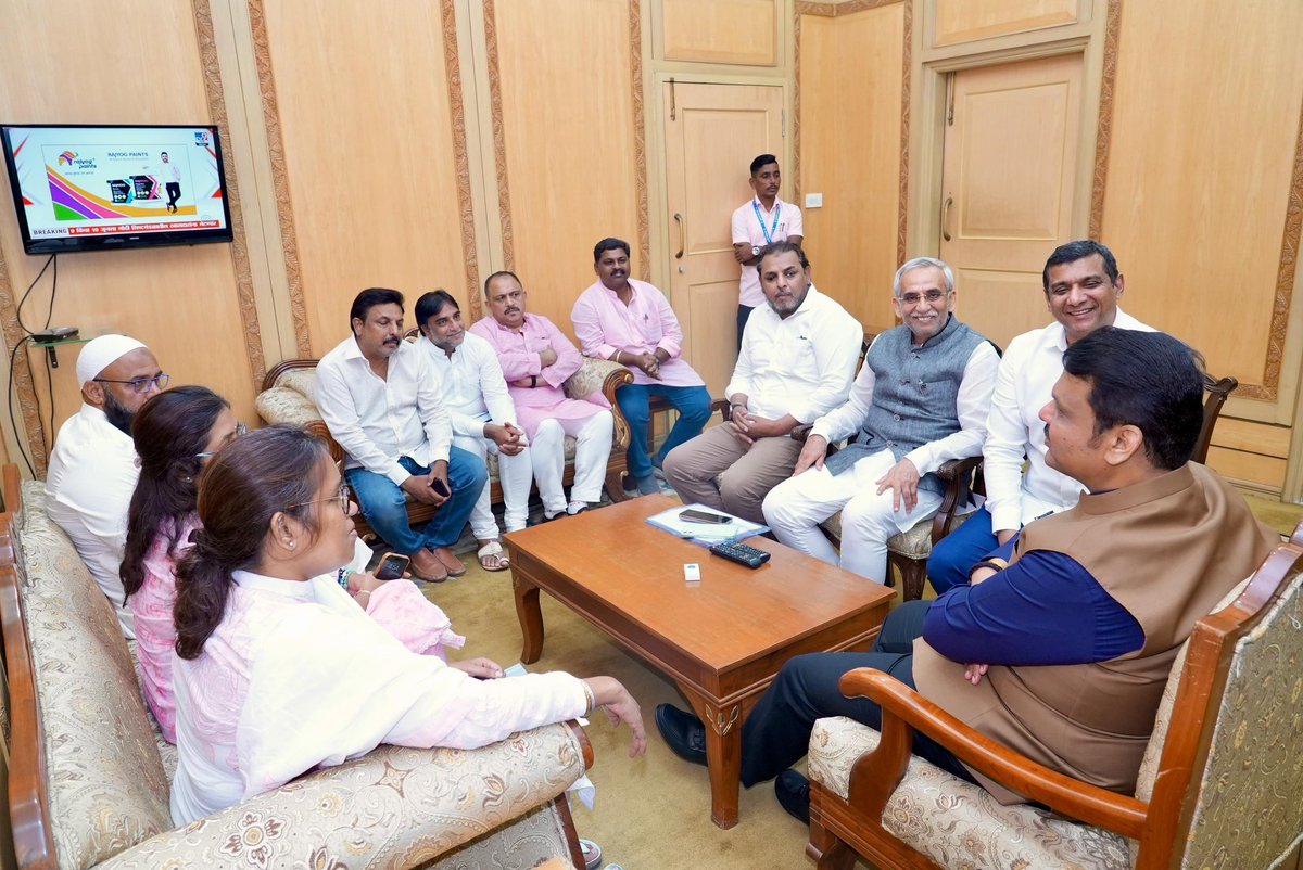 Met Hon’ble CM Shri.  @devendra_fadnavis along with Mumbai Congress President (MP) Smt. Varsha Tai Gaikwad, Shri. Aslam Shaikh ji (MLA) and former corporators to submit a memorandum regarding the issue of loudspeakers in religious places. Urged the government to ensure that