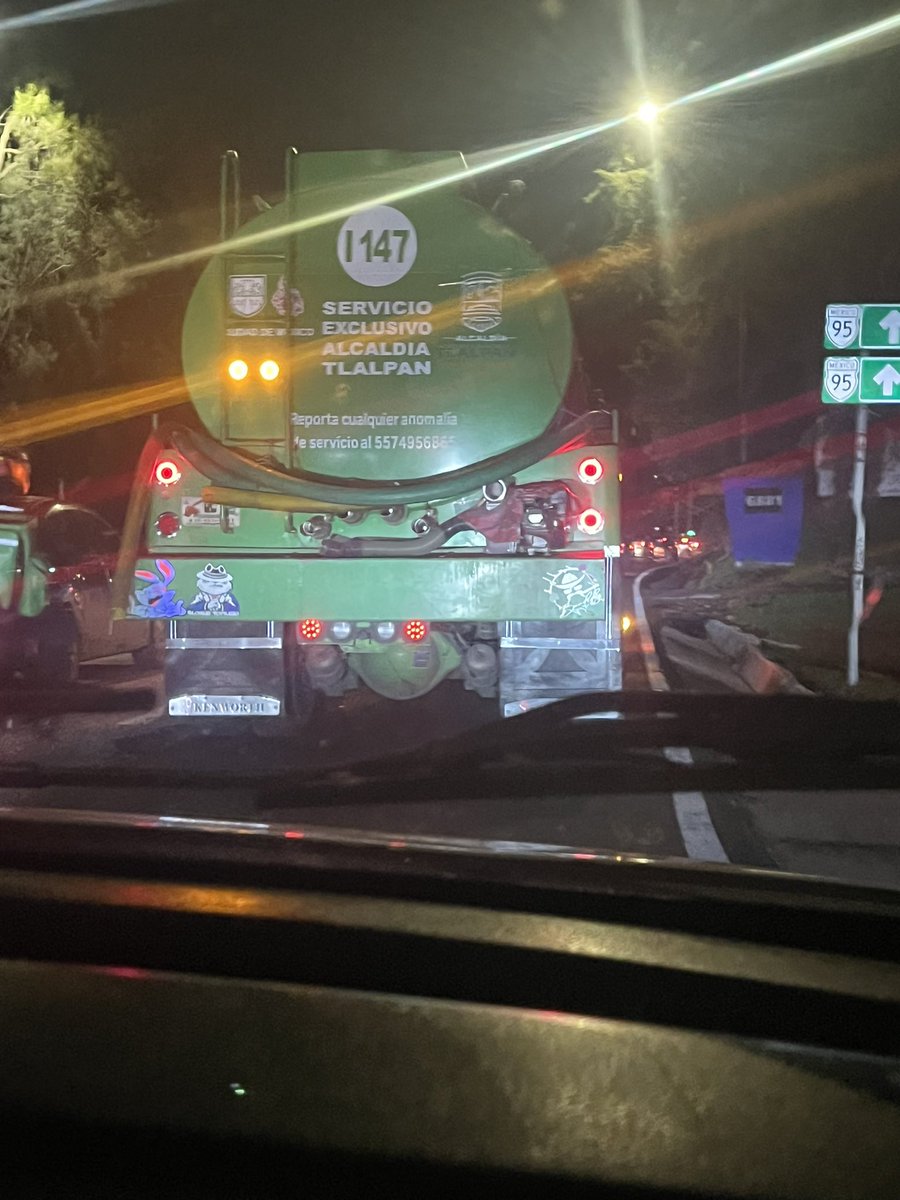 Esta unidad va tirando botellas de cerveza en la carretera además de que tampoco porta ninguna placa, ojalá eduquen y/o capaciten a sus choferes a no estar tomando mientras manejan/trabajan <a href="/Gabyosoriohdz/">Gaby Osorio</a> <a href="/TlalpanAl/">Alcaldía Tlalpan</a> <a href="/TlalpanVecinos/">Tlalpan Vecinos</a>