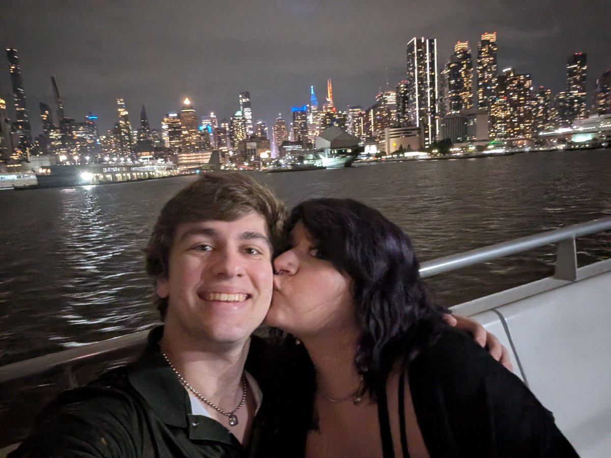 I really can't believe I've had the blessing and privilege to spend 11 months with such a beautiful, caring, and loving woman as my girlfriend and I'm so excited to spending many many more with her. Here are some pics from our trip to Jersey/NYC recently where she met my fam 😼😻