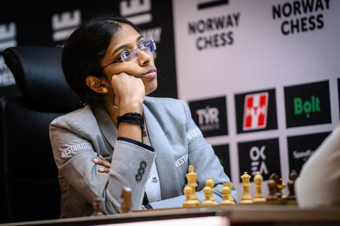 ddsahyadrinews's tweet photo. #NorwayChessWomen2025

भारतीय ग्रॅंडमास्टर वैशाली रमेशबाबू हिने पाच वेळा जगज्जेती ठरलेल्या जू वेन्‍जून हिला अंतिम फेरीत पराभूत करत ऐतिहासिक विजय मिळवला — ही तिची जू विरुद्धची पहिली जीत ठरली.

#VaishaliRameshbabu #JuWenjun https://t.co/a9Eqr77UJu