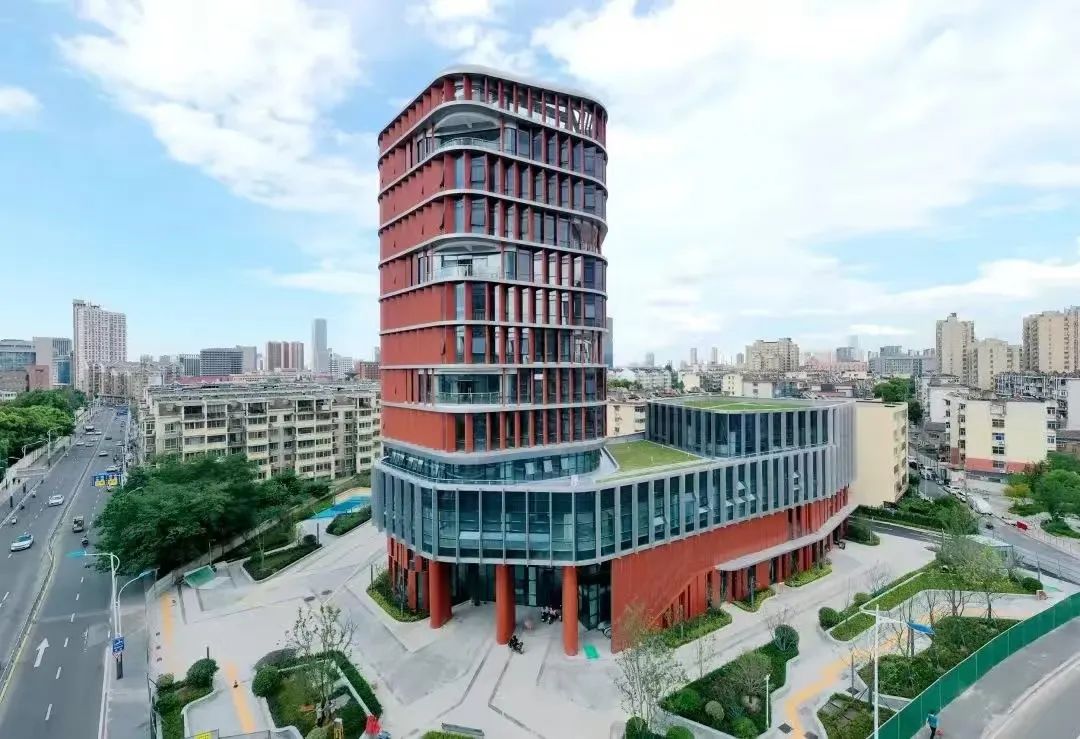 IntAssocofHefei's tweet image. #Hefei is redefining public service with AI. At the 2025 Digital Governance Expo, its large-model-powered system won national recognition for streamlining services from consultation to approval, with 80 percent faster reviews and 5 times faster boost in processing speed.…