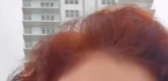 Esse perfil alega ter descoberto onde a Carla Zambelli está. Ela estaria na Florida (claro, destino número um dos picaretas brasileiros)

E realmente, o lugar bate. Foto do lugar no Google Street View vs frame do vídeo dela.