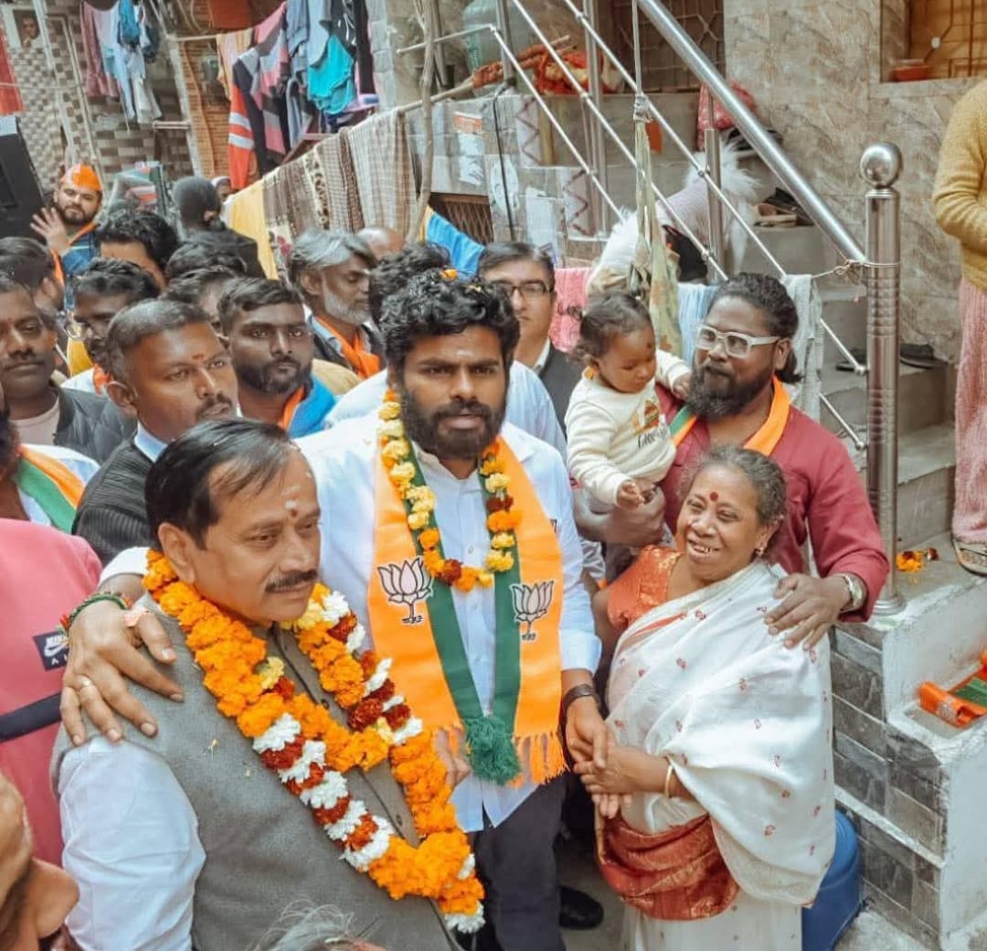 H Raja (@hrajabjp) on Twitter photo இன்று பிறந்தநாள் காணும் தமிழக பாஜக முன்னாள் மாநில தலைவர் அன்பு சகோதரர் திரு.<a href="/annamalai_k/">K.Annamalai</a> Ex.IPS அவர்களுக்கு எனது மனமார்ந்த வாழ்த்துக்களை தெரிவித்துக் கொள்கிறேன்.
அவர் நல் ஆரோக்யத்தோடும்,
நீண்ட ஆயுளோடும், நீடூழி வாழ்ந்து தேசப்பணியாற்றிட எல்லாம் வல்ல இறைவன் அருள் புரிய இன்று பிறந்தநாள் காணும் தமிழக பாஜக முன்னாள் மாநில தலைவர் அன்பு சகோதரர் திரு.<a href="/annamalai_k/">K.Annamalai</a> Ex.IPS அவர்களுக்கு எனது மனமார்ந்த வாழ்த்துக்களை தெரிவித்துக் கொள்கிறேன்.
அவர் நல் ஆரோக்யத்தோடும்,
நீண்ட ஆயுளோடும், நீடூழி வாழ்ந்து தேசப்பணியாற்றிட எல்லாம் வல்ல இறைவன் அருள் புரிய