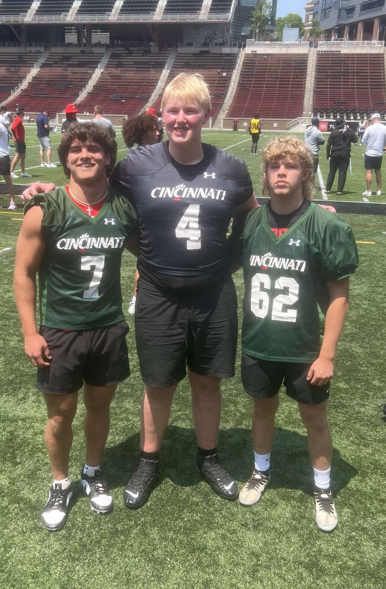 RyanMinges09's tweet image. Had an amazing day at @GoBearcatsFB!!! Thank you @CoachDawkins1 and @CoachCarter49 for coaching me today!!! Can’t wait to be back!!
@Mr_Meiners @EastCentralFB @IndianaPreps @_STDUB @IndyWeOutHere
