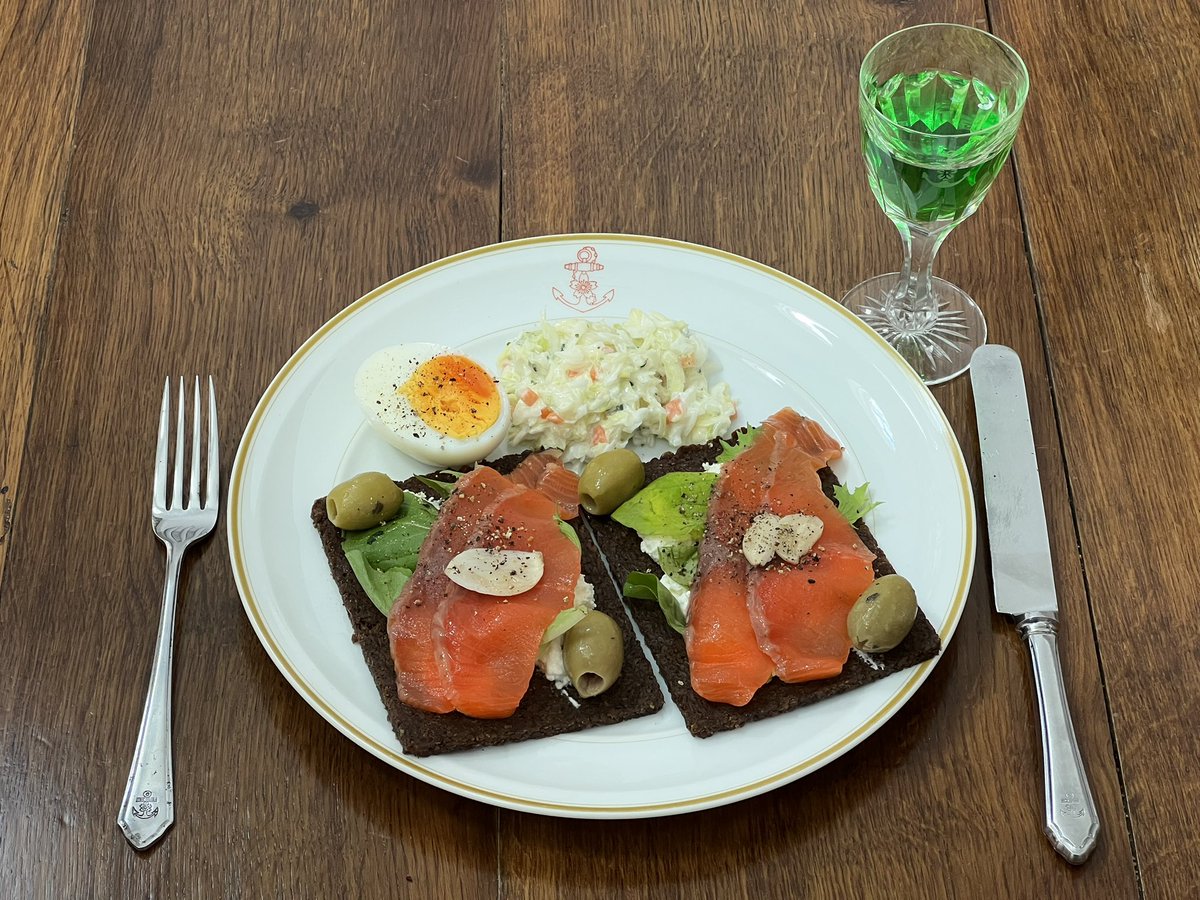 今日のお昼も、頂戴したみっちりライ麦パンを燻製鮭で♪( ´▽｀)