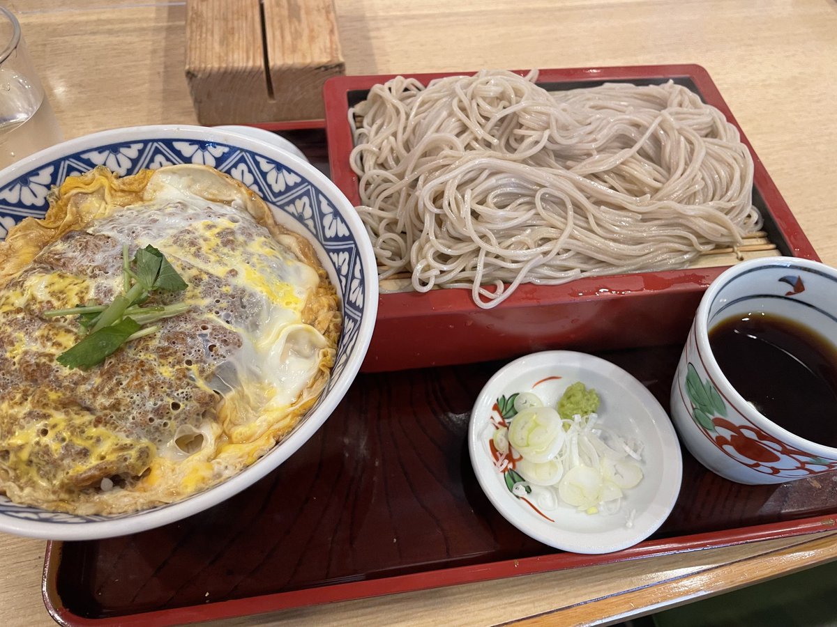 #さしみごはん
最近になってやっとつゆにワサビ混ぜる良さが分かってきた、お子ちゃま舌すぎる