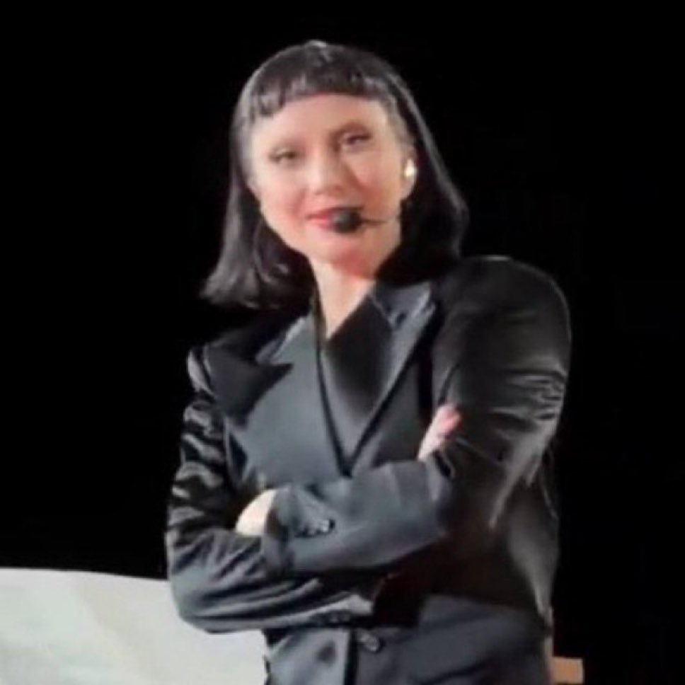 O que custava a mami contratar um maquiador, um cabeleireiro e um fotógrafo profissional e fazer um novo photoshoot com as roupas da grife? Aí fica usando esses photoshoots de 20 anos atrás, sendo que ela continua linda pra caramba. #Balenciaga