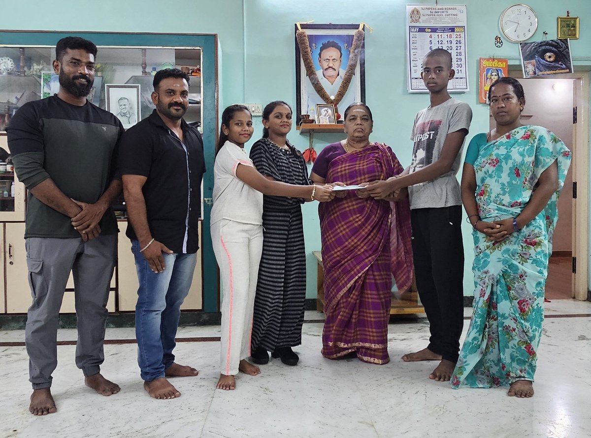 மாரிசிவா. SivakasiதலBloods&அன்புத்தடம் அறக்கட்டளை, (@sivakasib) on Twitter photo ❤️இன்று அன்புத்தடத்தின் நிருவாகியான திரு முருகபிரபு அவர்களின் புதல்வியின் வேதா-வின் பிறந்ததினத்தை கொண்டாடும் விதமாக தந்தையை இழந்த மாணவனின் கல்வி கட்டணம் ரூபாய் 16000க்கான காசோலையை பாப்பா கைகளால் தந்து மகிழ்ந்தோம்❤️ <a href="/SureshChandraa/">Suresh Chandra</a> #AjithKumar ❤️இன்று அன்புத்தடத்தின் நிருவாகியான திரு முருகபிரபு அவர்களின் புதல்வியின் வேதா-வின் பிறந்ததினத்தை கொண்டாடும் விதமாக தந்தையை இழந்த மாணவனின் கல்வி கட்டணம் ரூபாய் 16000க்கான காசோலையை பாப்பா கைகளால் தந்து மகிழ்ந்தோம்❤️ <a href="/SureshChandraa/">Suresh Chandra</a> #AjithKumar