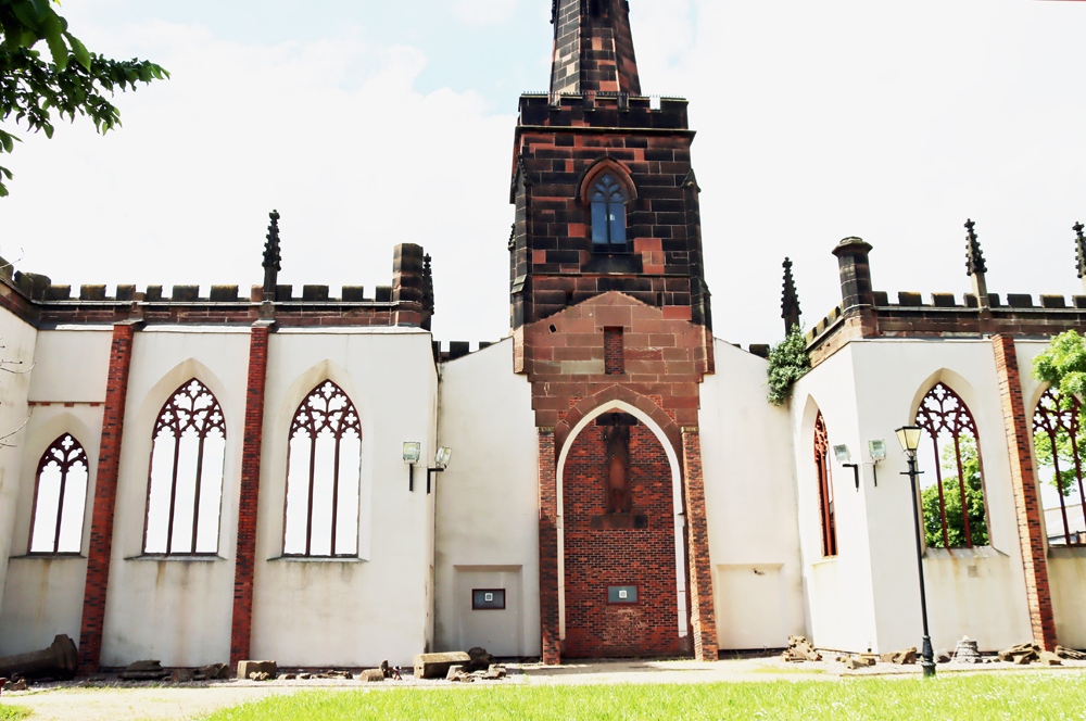BasedInChurton's tweet image. A visit to Birkenhead Priory includes the ruins of the 1822 St Mary's Church. The tower has fabulous views from the top, and is also a memorial to the 101 who died in the submarine HMS Thetis, which sank off the north Wales coast. More on the blog at wp.me/pcZwQK-5oE