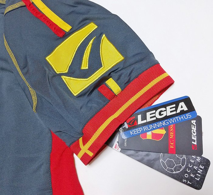【新品】
🇮🇹メッシーナ
2005-06 / Legea
サード半袖

配色が独特。数少ないセリエA時代のユニフォーム。
柳沢敦氏の在籍シーズンです。

詳細は
▶️qoly.fashionstore.jp/search?q=%E3%8…