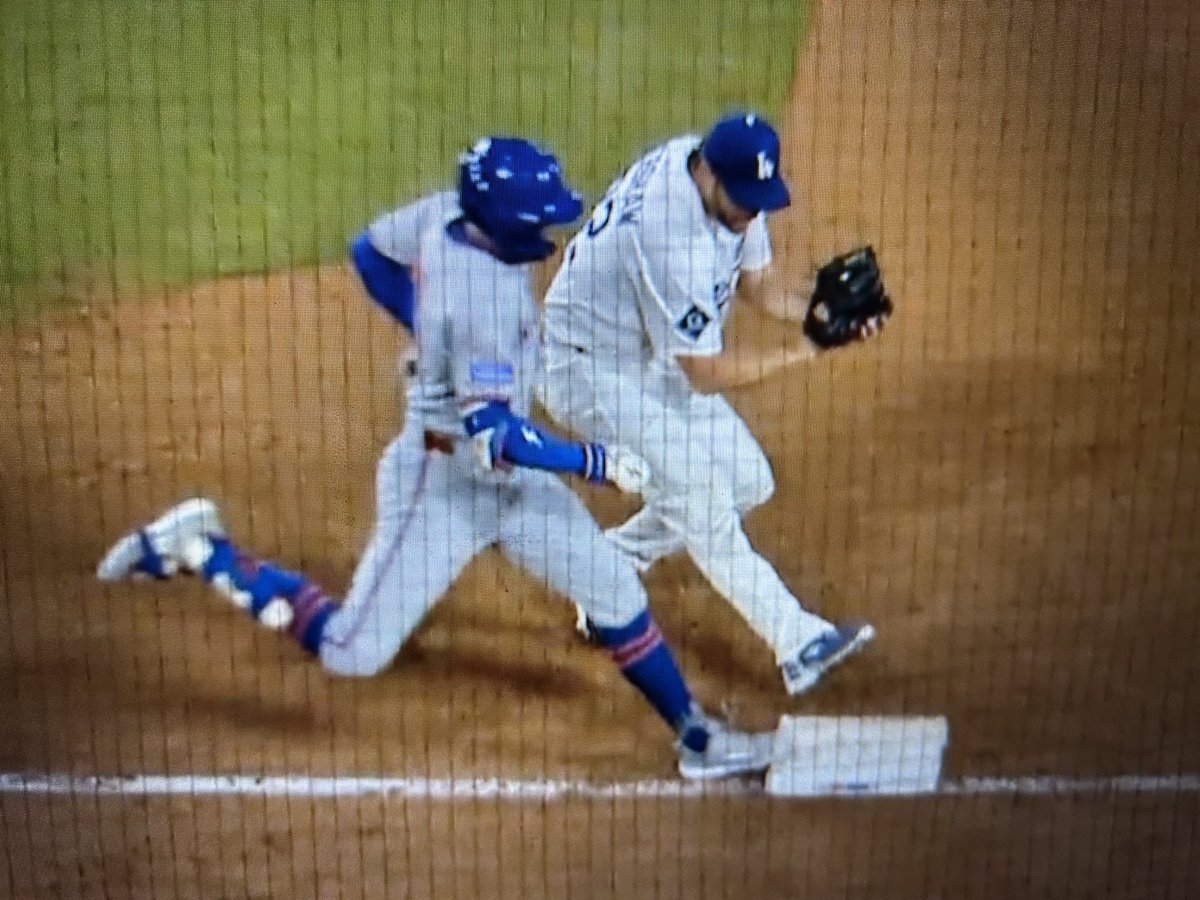 How the hell does the ump miss this call? You’d literally have to be blind to get this wrong. #Mets #LGM