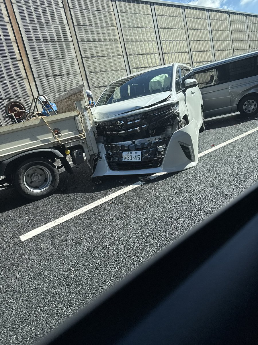 yshdt0ee's tweet photo. 本日の交通事故
こりゃたまらんなぁ。。

#外環道
#外環自動車道
#草加IC 
#新型アルファード
#玉突き https://t.co/VuBQDIECZj
