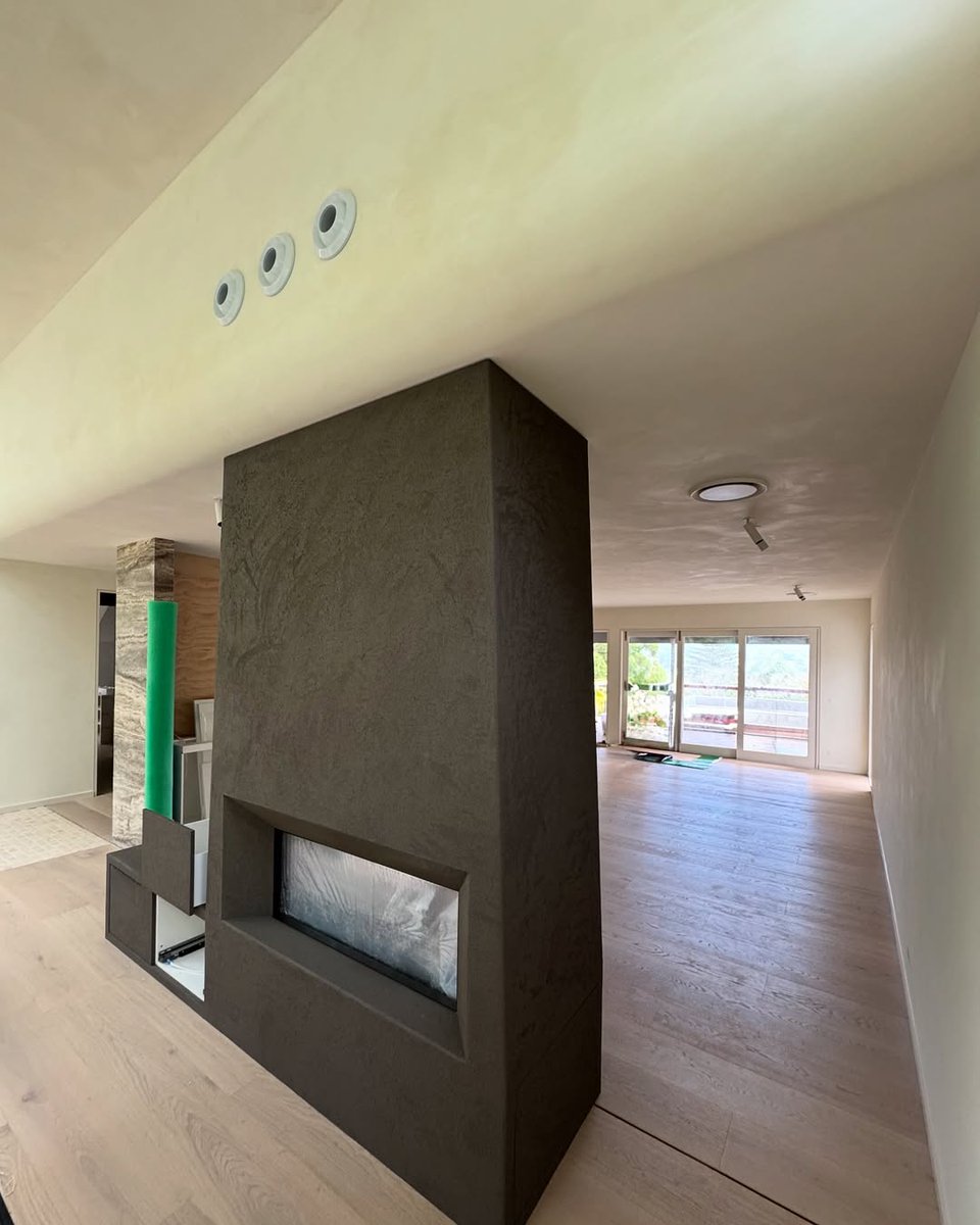 Dream Linings have used <a href="/CSRGyprock/">CSR Gyprock</a>, Wallboard Tools, Trim-Tex and Rondo products to create this stunning curved bulkhead, perfectly paired with a custom fireplace. The result is a subtle yet striking design feature that elevates the space.

📸 Dream Linings