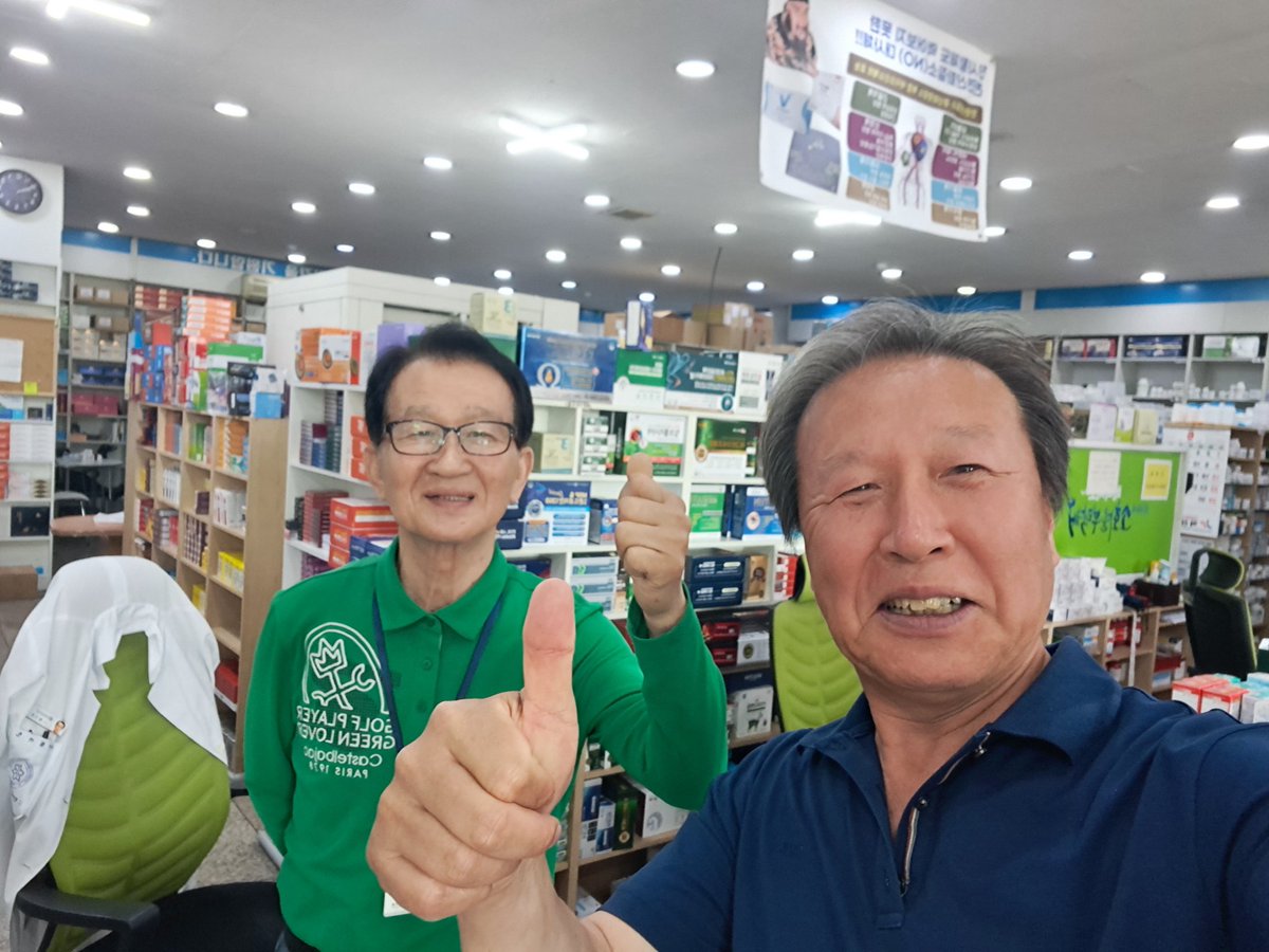 약사 선생님이 재미있으시네. 약 타려고 처방전 내미는데, 덥석 손을 잡고 악수를 하시네. 나는 왈, 정리해야죠! 약 나오기 전 의미 있는 날이라 사진 찍자고 청했더니 흔쾌히 응하시네. 그러면서 카카오톡 프로필 사진에 올려도 된다고. ㅋㅋㅋ
TV에서는 새 대통령이 환영받으며 현충원으로 가는 중~