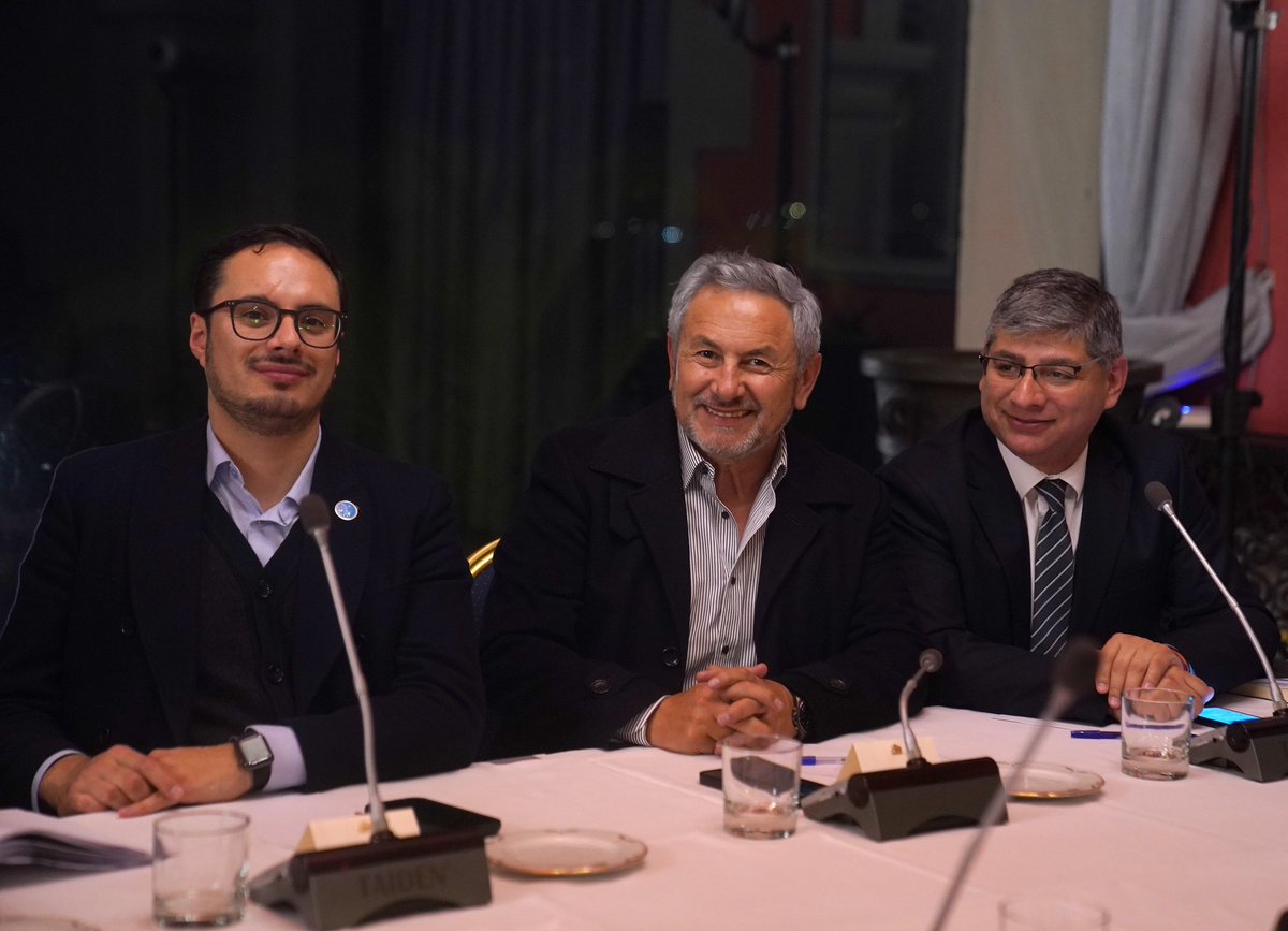 La buena política es aquella que llega con soluciones a los hogares de Chile. Para ello, trabajar coordinados es clave. A días de la Cuenta Pública me reuní con los partidos y bancadas parlamentarias del oficialismo y la DC, con quienes dialogamos sobre la agenda legislativa, la