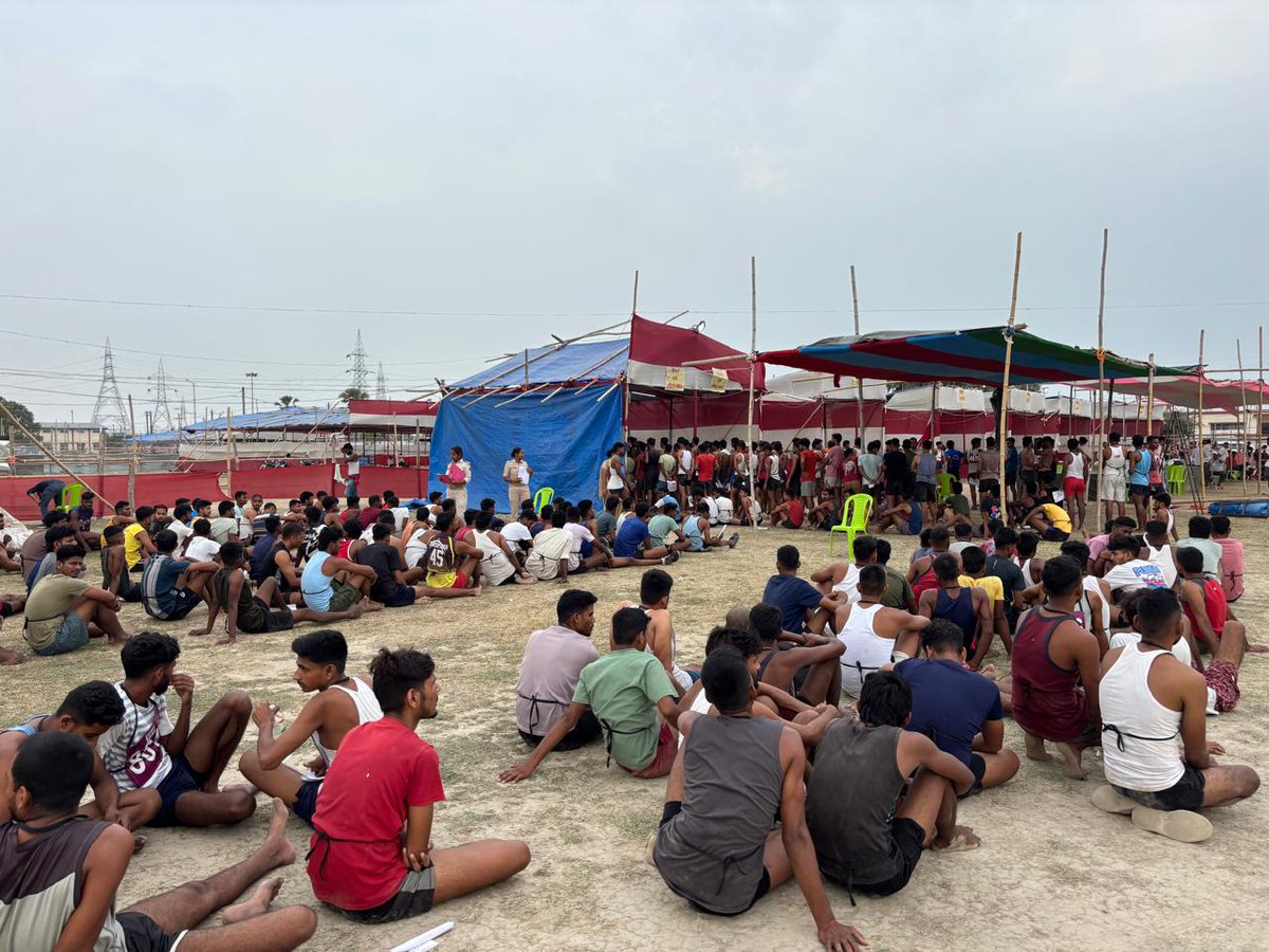 Saran_dm's tweet photo. #homeguard #recruitment #physicalefficiencytest #saran #chapra @IPRDBihar
गृह रक्षकों के नामांकन हेतु जेपी यूनिवर्सिटी ग्राउंड में जारी शारीरिक दक्षता परीक्षा https://t.co/ImegG9cIAv