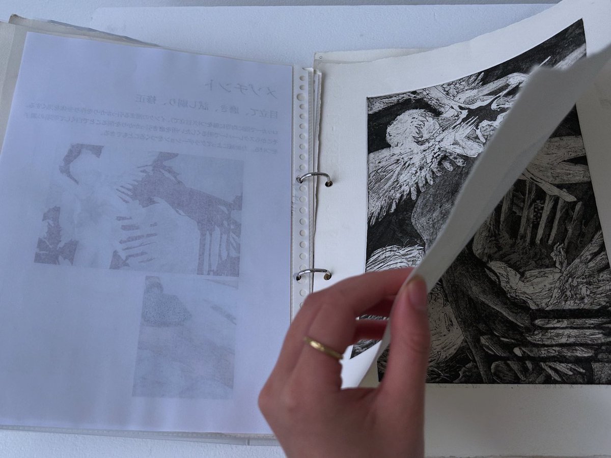 【バスストップギャラリー学生企画展】

📢前期第4弾💥
メディアイラスト表現コース　河村茜
6/3[火]-6/8[日]

『自分の手と画面上で起こる偶然との間で、完璧に囚われない制作のための第一歩。』

……………‥・
会場奥の展示台には、テストピースが挟み込まれた研究ノートのようなものも🧐✨