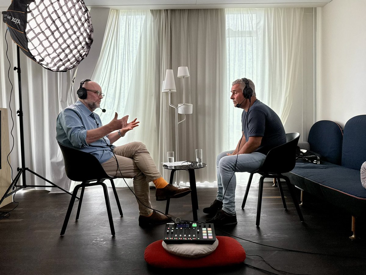 Jeg har talt med Sass - i næsten tre timer.
Det er blevet til fire særudgaver af Q&amp;CO. 
De første to episoder ligger klar allerede nu. 
Derefter nyt afsnit torsdag og fredag.