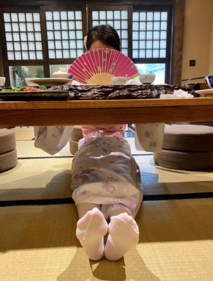 美味しい日本料理店をシェアして、着物に白糸を添えて、