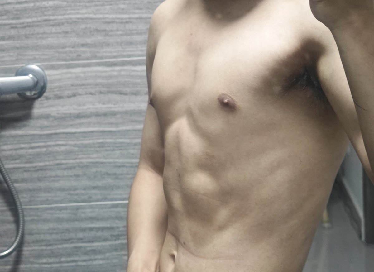 微皱的眉头 透露出 内心的 波澜