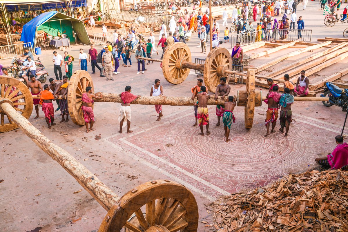 ମହାପ୍ରଭୁଙ୍କ ରଥ ନିର୍ମାଣର ଗୁରୁତ୍ୱପୂର୍ଣ୍ଣ ସୋପାନରେ, ତିନି ରଥର ସମସ୍ତ ଚକ ସହିତ ଅଖ ସଂଯୋଗ ହୋଇଛି l
#RathaJatra2025 #RathaYatra2025 
#ShreeJagannathaDhaam #SJTA
#ShreeJagannathaTemple #Puri