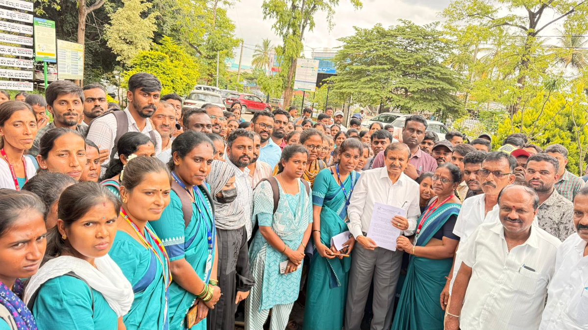 DrCNManjunath's tweet photo. ರಾಮನಗರದ ಜಿಲ್ಲಾ ಪಂಚಾಯತ್ ಭವನದಲ್ಲಿರುವ ನನ್ನ ಕಚೇರಿಯಲ್ಲಿ ಸಾರ್ವಜನಿಕರನ್ನು ಭೇಟಿಯಾಗಿ ಅವರ ಆಹ್ವಾಲು ಸ್ವೀಕರಿಸಿದೆ.
#Ramanagara #MPoffice #Blorerural https://t.co/uLlkinK81n