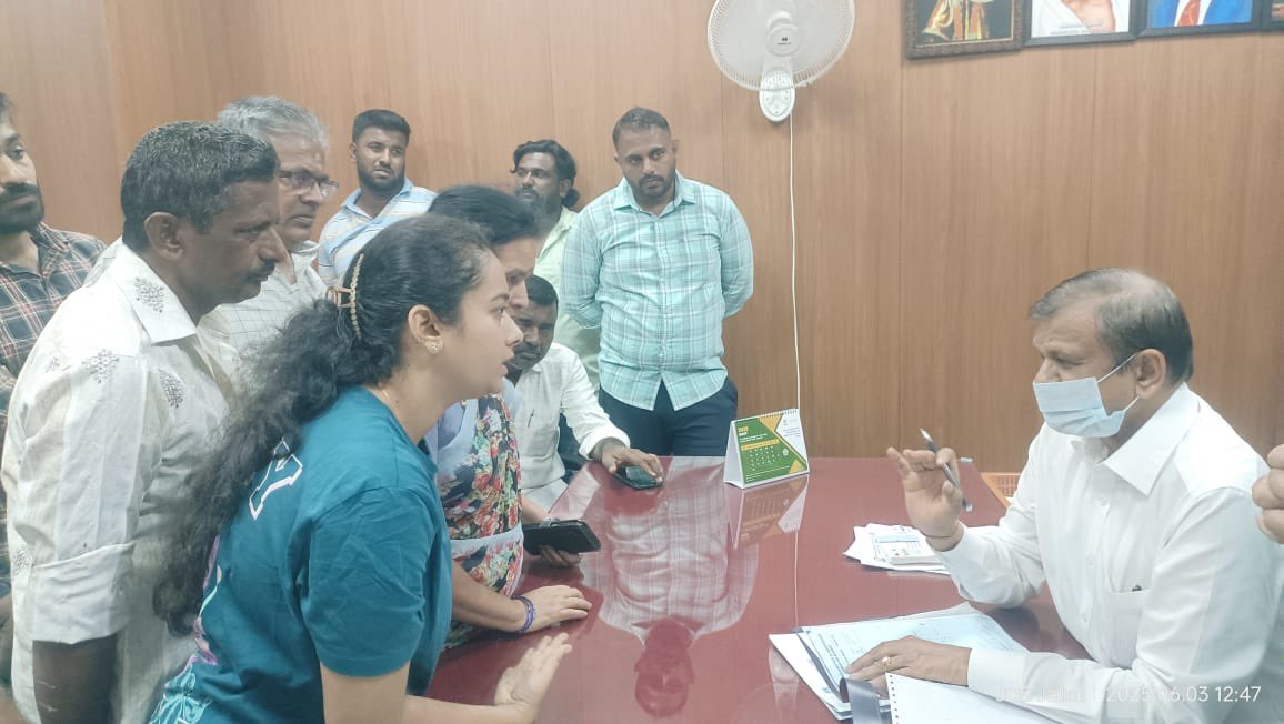 DrCNManjunath's tweet photo. ರಾಮನಗರದ ಜಿಲ್ಲಾ ಪಂಚಾಯತ್ ಭವನದಲ್ಲಿರುವ ನನ್ನ ಕಚೇರಿಯಲ್ಲಿ ಸಾರ್ವಜನಿಕರನ್ನು ಭೇಟಿಯಾಗಿ ಅವರ ಆಹ್ವಾಲು ಸ್ವೀಕರಿಸಿದೆ.
#Ramanagara #MPoffice #Blorerural https://t.co/uLlkinK81n
