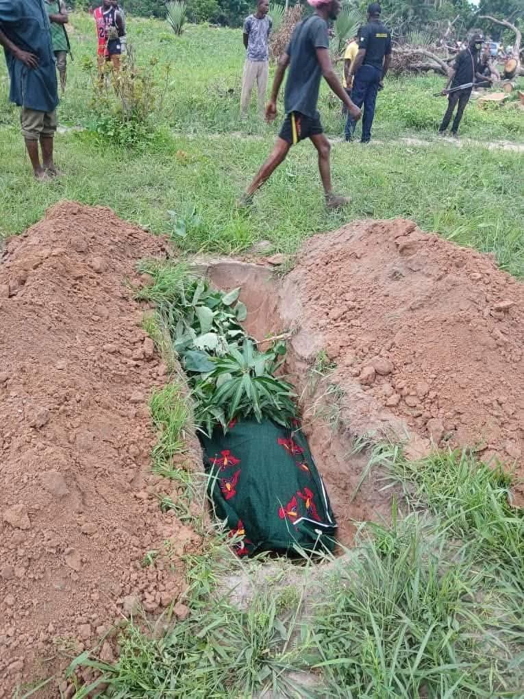 ElochukwuOhagi's tweet photo. The bodies are many. From one family. No bother buying a coffin. They will understand. 11 family members kị́lled in one night. Kị́lled by Fulani herdsmen terr0rists. 
Tears everywhere, but no one to console them. The government protests the herdsmen. The family buried 11 members killed in  Ankpali, Apa, by Fulani Herdsmen in Benue state. 

This is not a country. This can't be a country. The world is silent. They refuse that our voices will be hard.

They even restrict us on social media. Who will liberate us?

Only Biafra can.