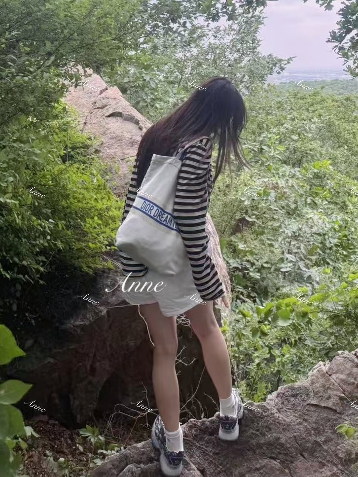 如果这荒野的郊外露出，会不会被人看到😅